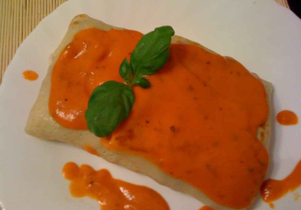 Naleśniki nadziewane mięsem i serem żółtym z sosem pomidorowo-śmietankowym foto