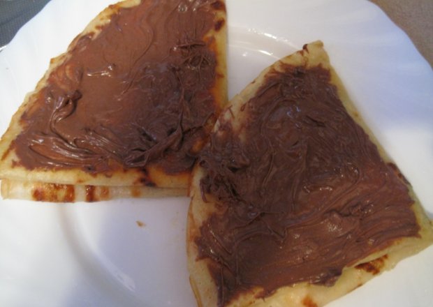 Fotografia przedstawiająca Naleśniki obsmażane na masełku z czekoladą i mascarpone