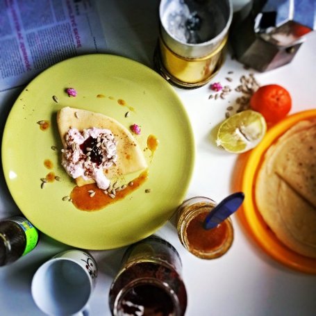 Krok 3 - Naleśniki owsiane z malinowym twarożkiem polane pomarańczowym syropem foto