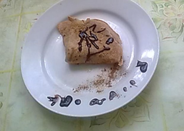 Fotografia przedstawiająca naleśniki serowo cynamonowe w sosie czekoladowym