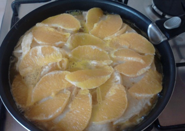 Fotografia przedstawiająca Naleśniki w soku pomarańczowym