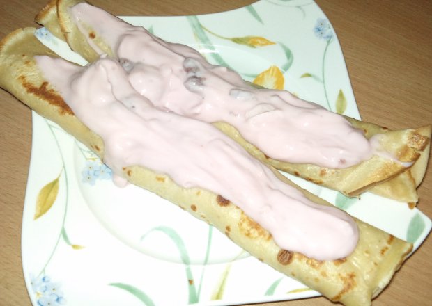 Fotografia przedstawiająca Naleśniki z bananami i jogurtem owocowym