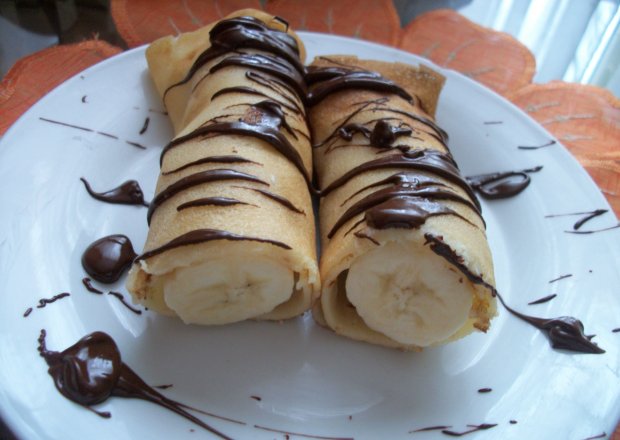 Fotografia przedstawiająca Naleśniki z bananem i czekoladą