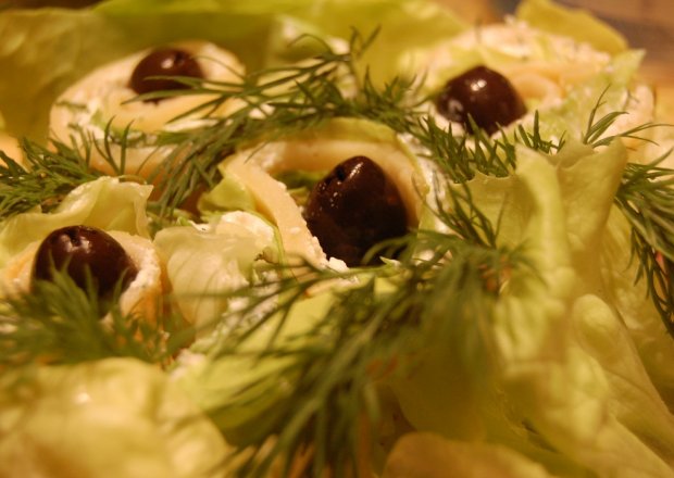 Fotografia przedstawiająca Naleśniki z białym serem i sałatą