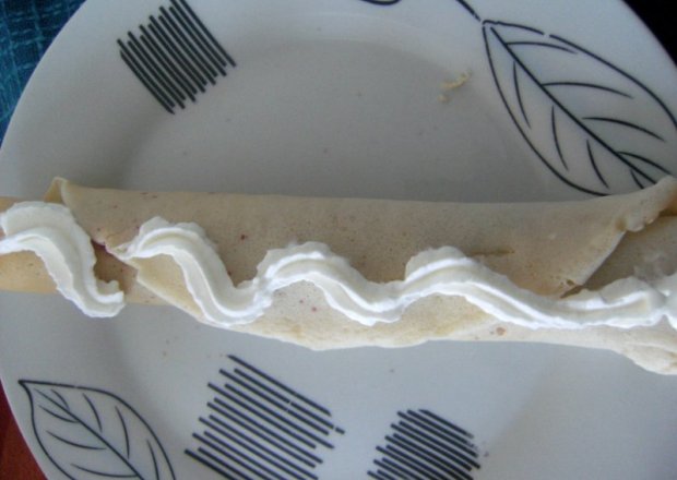 Fotografia przedstawiająca Naleśniki z bitą śietaną i cynamonem