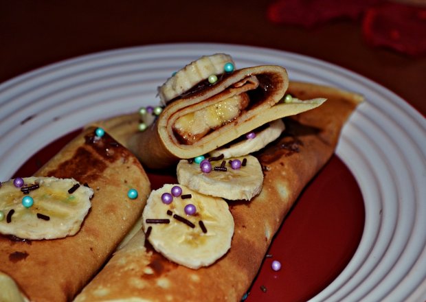 Fotografia przedstawiająca Naleśniki z czekoladą i bananem