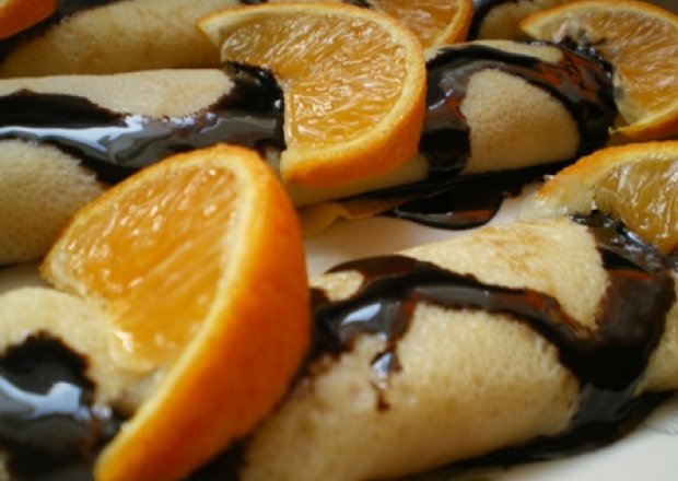 Fotografia przedstawiająca Naleśniki z czekoladą i pomarańczą