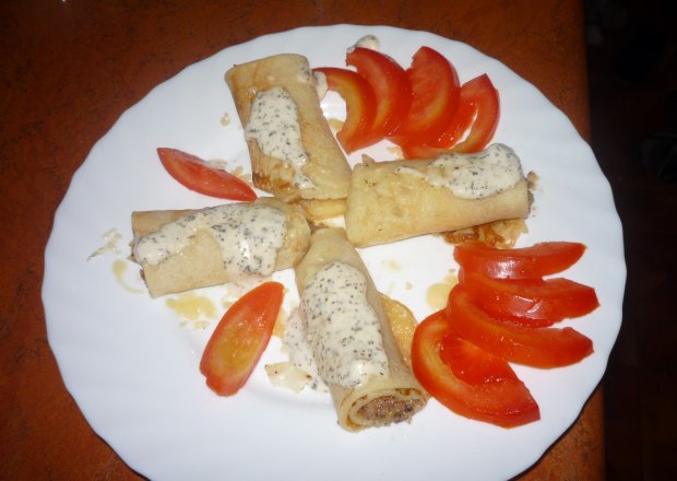 Fotografia przedstawiająca Naleśniki z farszem pomidorowym i sosem czosnkowym