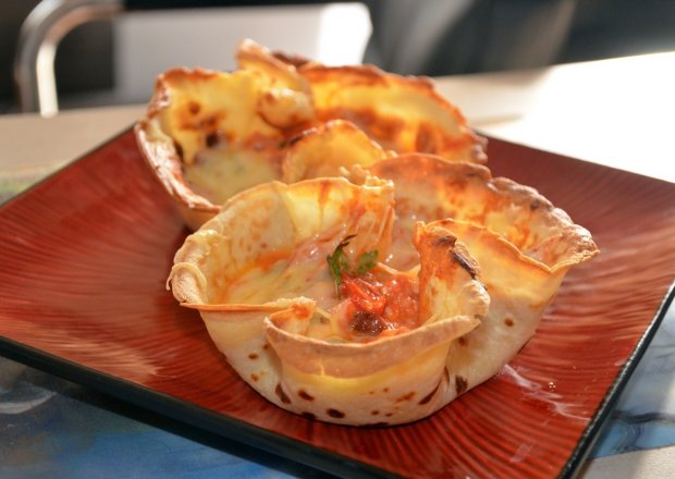 Fotografia przedstawiająca Naleśniki z farszem serowo-pomidorowym