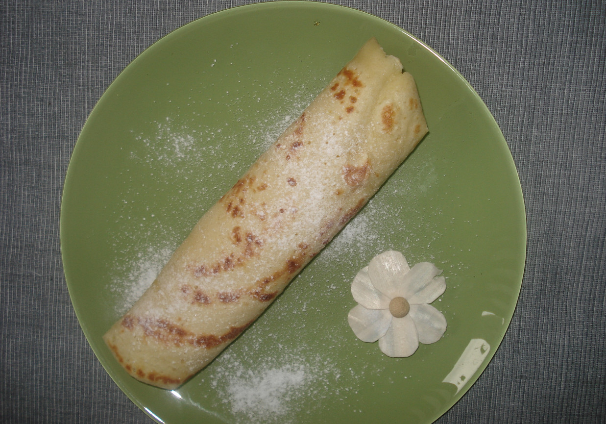 Naleśniki z farszem z białego sera i banana foto