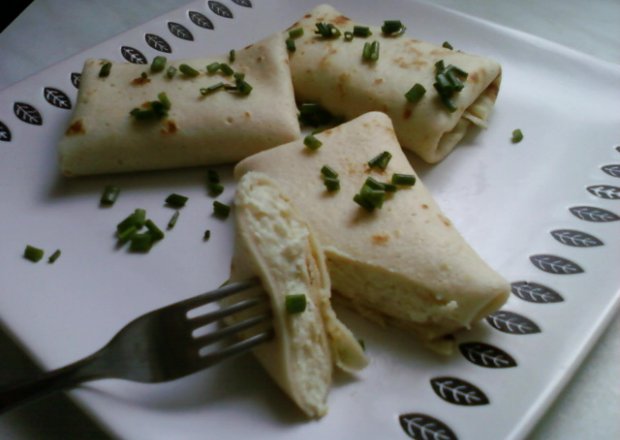 Fotografia przedstawiająca Naleśniki z farszem z ziemniaków i sera białego
