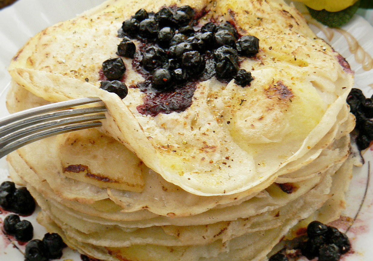Naleśniki z jabłkami i jagodami foto
