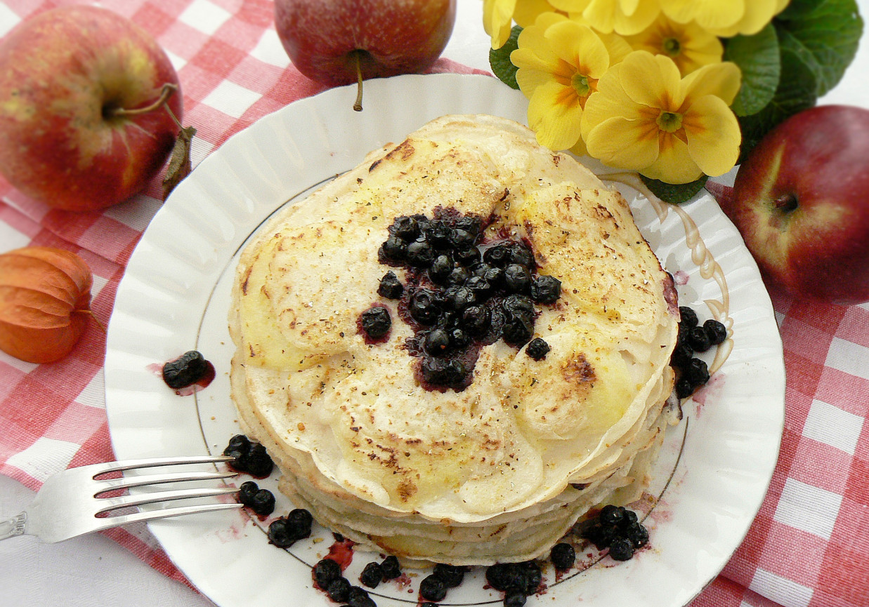 Naleśniki z jabłkami i jagodami foto