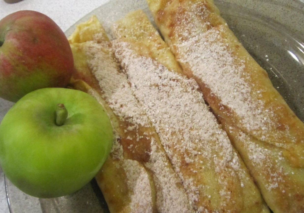 Naleśniki z jabłkami i śliwkami foto