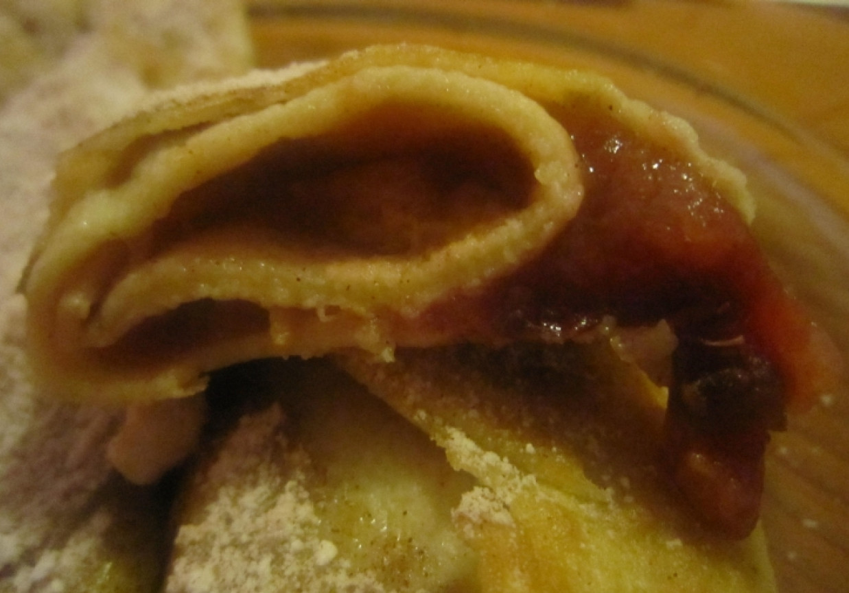 Naleśniki z jabłkami i śliwkami foto