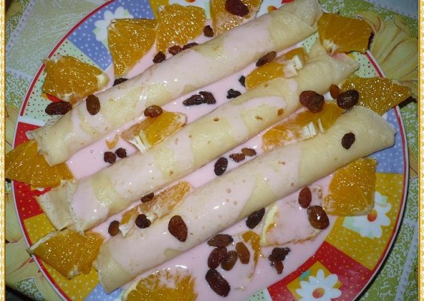 Fotografia przedstawiająca Naleśniki z jogurtem i pomarańczami