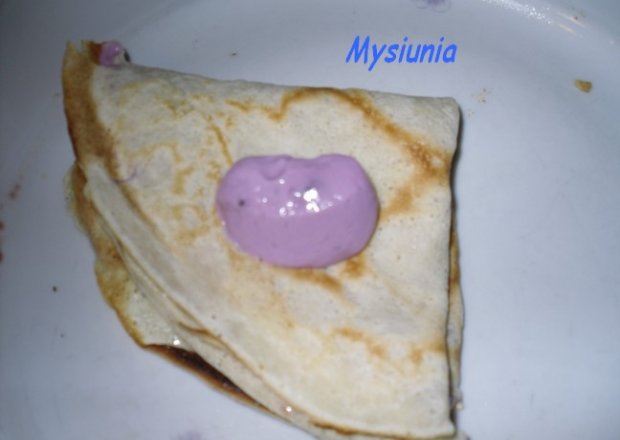 Fotografia przedstawiająca naleśniki z jogurtem jagodowym