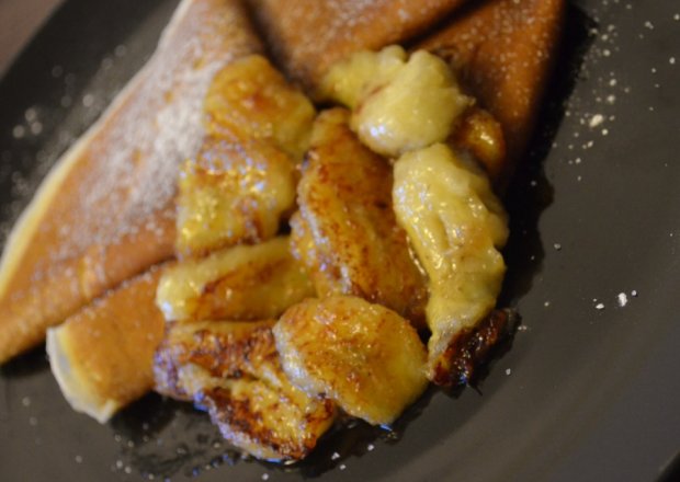 Fotografia przedstawiająca Naleśniki z karmelizowanymi bananami