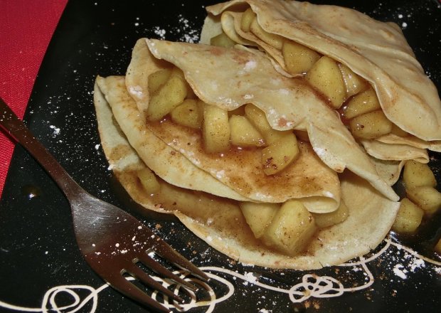 Fotografia przedstawiająca Naleśniki z karmelizowanymi jabłkami