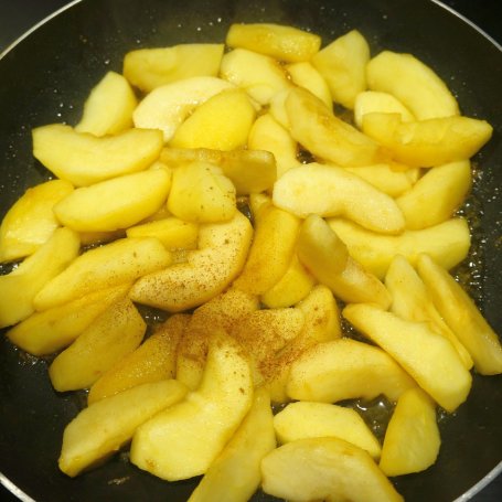 Krok 4 - Naleśniki z karmelizowanymi jabłkami foto