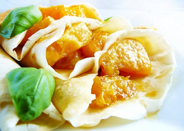 Fotografia przedstawiająca Naleśniki z karmelizowanymi pomarańczami w słodkim sosie