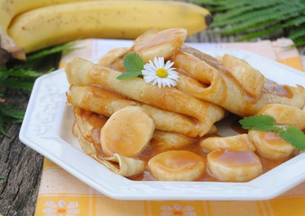 Fotografia przedstawiająca Naleśniki z karmelowym sosem i bananami