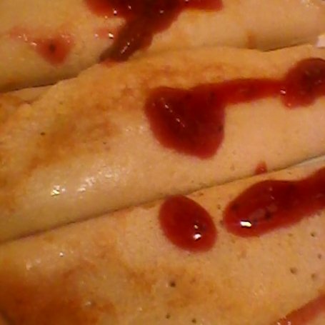 Krok 5 - Naleśniki z konfiturą z dzikiej róży. foto