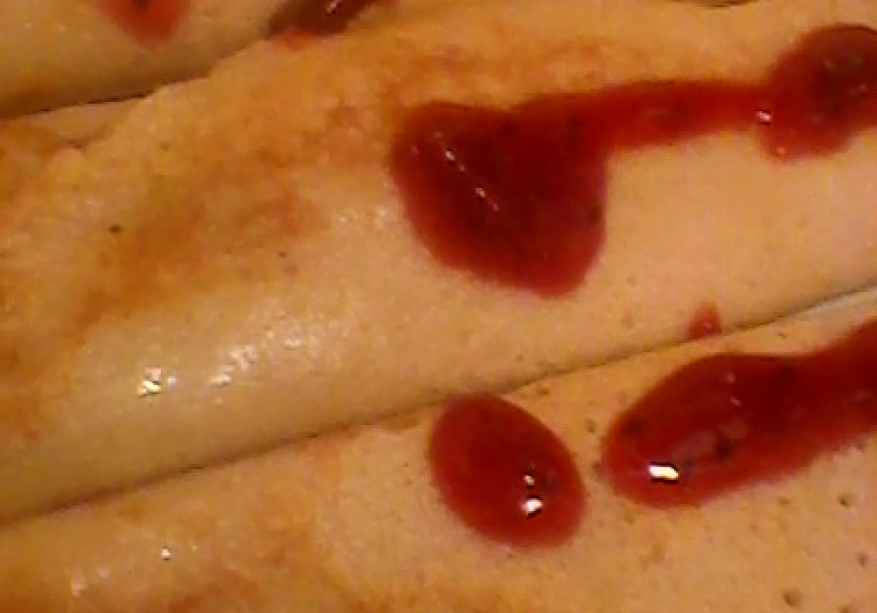 Naleśniki z konfiturą z dzikiej róży. foto