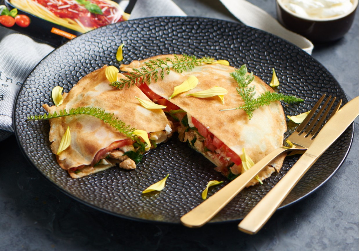 Naleśniki z kurczakiem, serem pleśniowym, szpinakiem i pomidorami foto