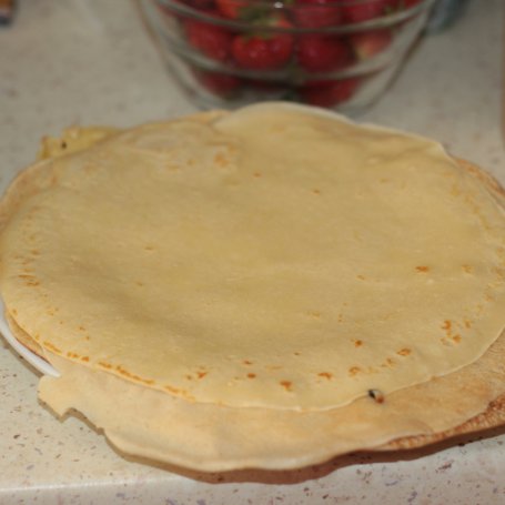 Krok 3 - Naleśniki z mascarpone i truskawkami foto