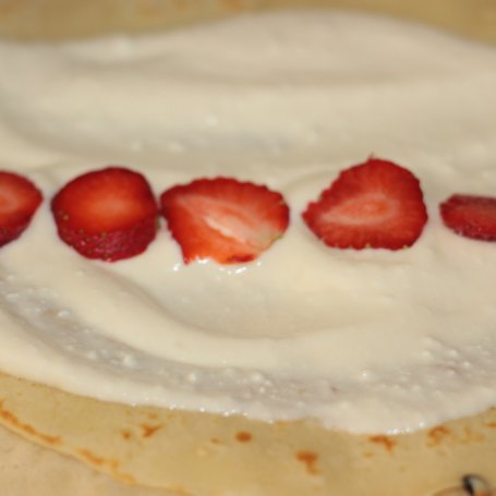 Krok 5 - Naleśniki z mascarpone i truskawkami foto
