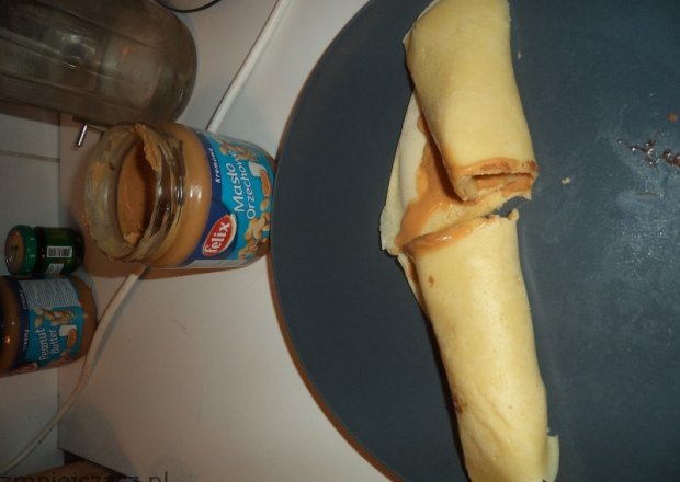 Fotografia przedstawiająca Naleśniki z masłem orzechowym