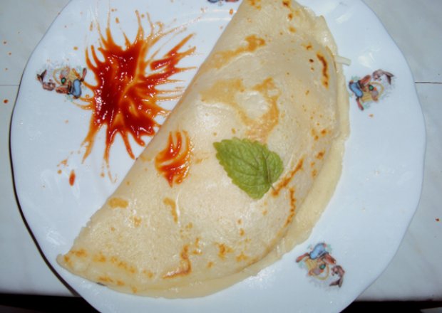 Fotografia przedstawiająca Naleśniki z mielonką, warzywami i serem