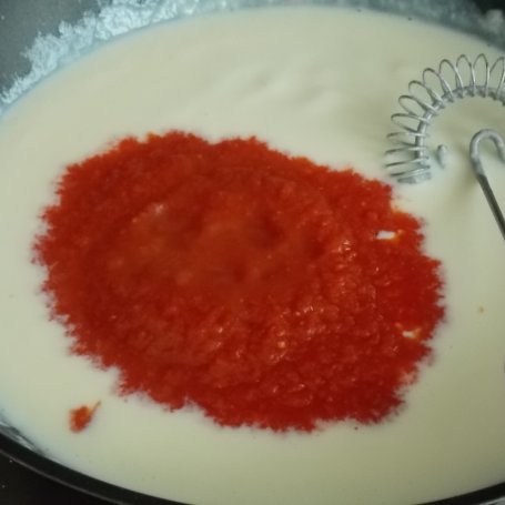 Krok 3 - Naleśniki z mięsem mielonym pod pomidorowym beszamelem foto