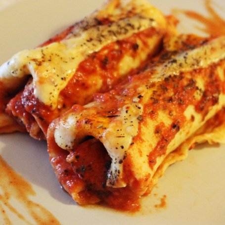Krok 13 - Naleśniki z mięsem mielonym zapiekane w sosie pomidorowym! foto