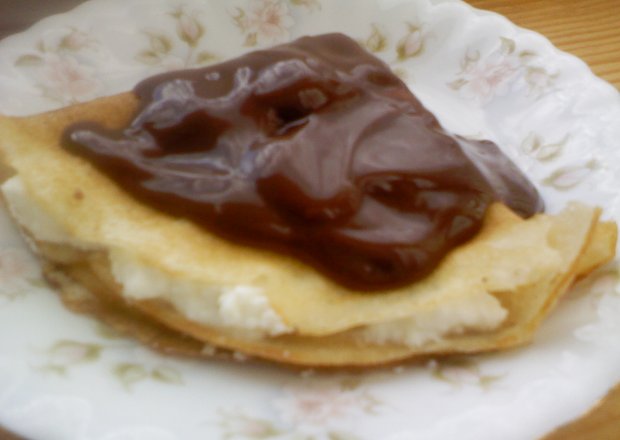 Fotografia przedstawiająca Naleśniki z musem czekoladowym