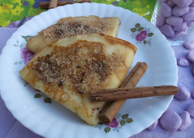 Fotografia przedstawiająca Naleśniki z nutką cynamonu i cukrem trzcinowym.