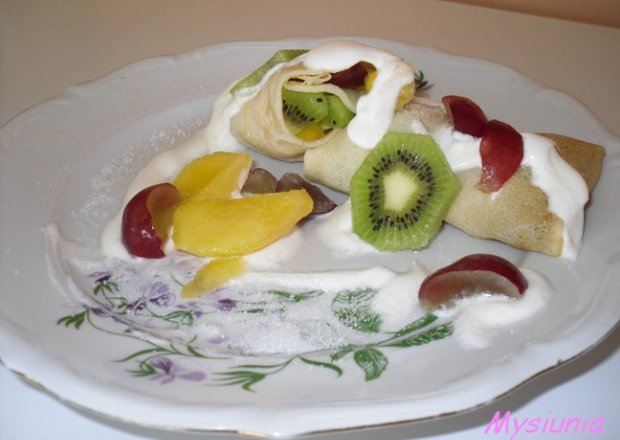 Fotografia przedstawiająca Naleśniki z owocami