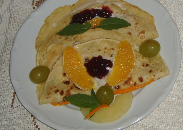 Fotografia przedstawiająca Naleśniki z owocami