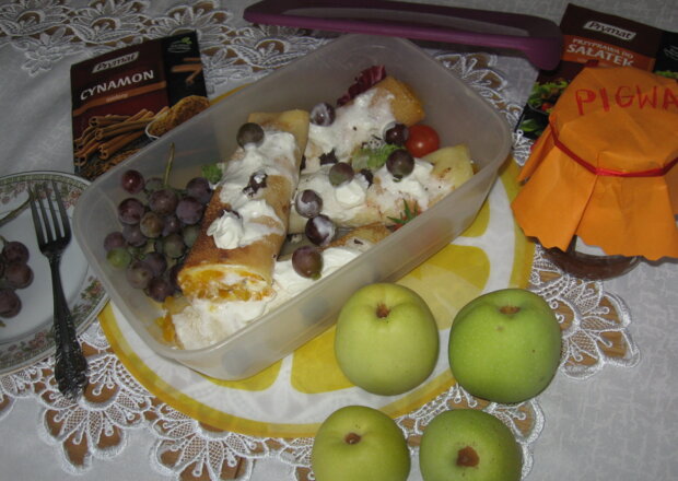 Fotografia przedstawiająca Naleśniki z pigwą, jabłkami i winogronami