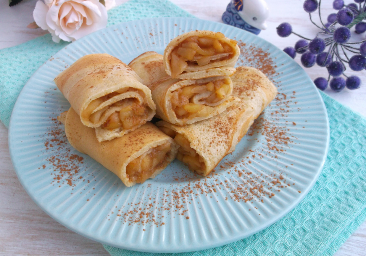 Naleśniki z prażonymi  jabłkami i cynamonem. foto