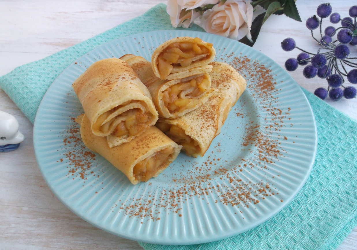 Naleśniki z prażonymi  jabłkami i cynamonem. foto