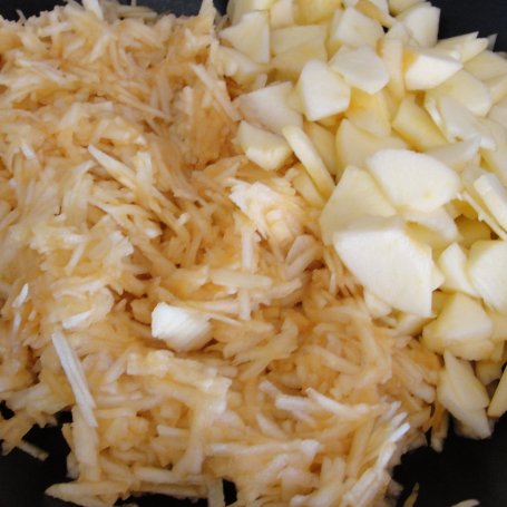 Krok 2 - Naleśniki z prażonymi jabłkami foto