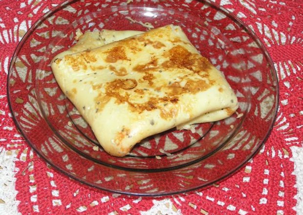 Fotografia przedstawiająca Naleśniki z serem, bazylią i szynką