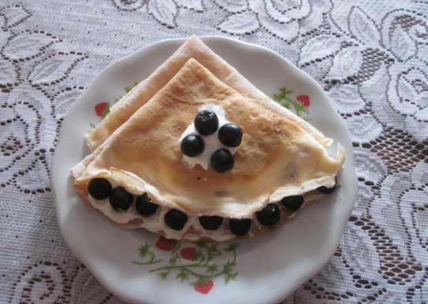Fotografia przedstawiająca Naleśniki z serem i aronią