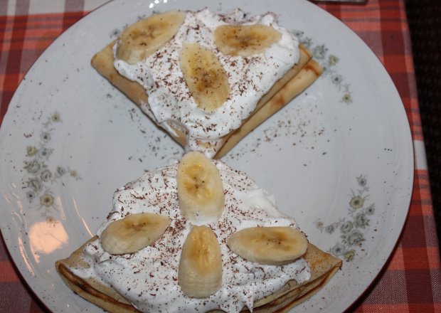 Fotografia przedstawiająca Naleśniki z serem i bananami