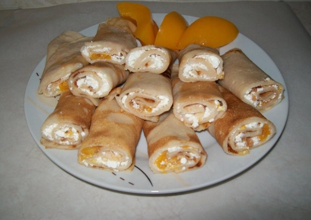 Fotografia przedstawiająca Naleśniki z serem i brzoskwiniami
