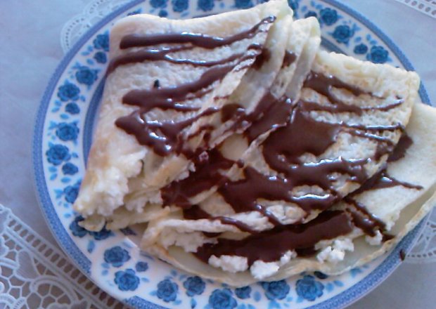 Fotografia przedstawiająca Naleśniki z serem i czekoladą
