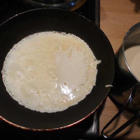 Krok 3 - Naleśniki z serem i czerwonymi porzeczkami polane sosem porzeczkowym. foto