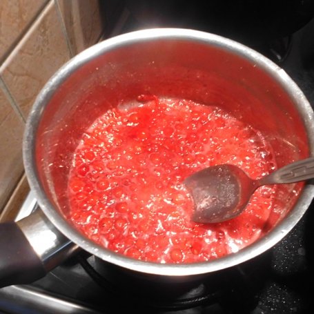 Krok 6 - Naleśniki z serem i czerwonymi porzeczkami polane sosem porzeczkowym.  foto